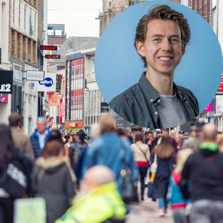 Veel mensen in een winkelstraat, inzet: Sam Hundersmack