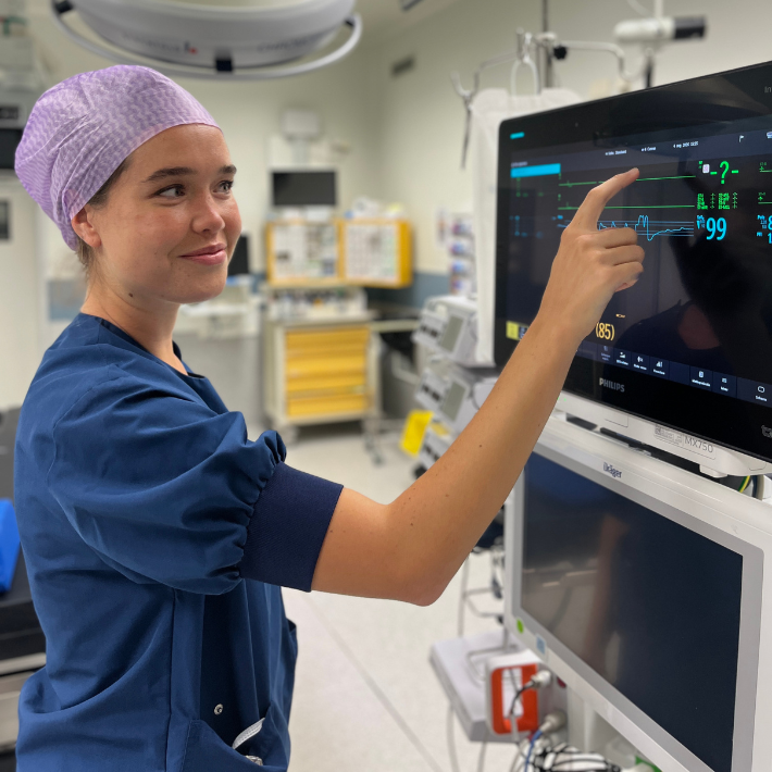 Marieke Ticheler aan het werk in de operatiekamer