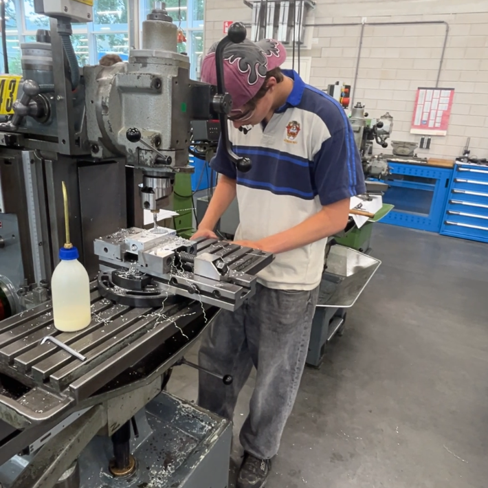 Instrumentenmaker in spé aan het werk