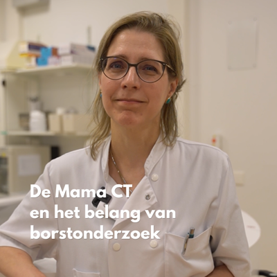 Hoe gaat een borstonderzoek eigenlijk eraan toe? En waarom is vroeg opsporing van borstkanker zo belangrijk? Nora Voormolen legt het uit.