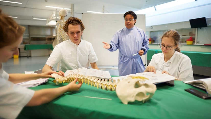 Studenten volgen anatomische les in de snijzaal.
