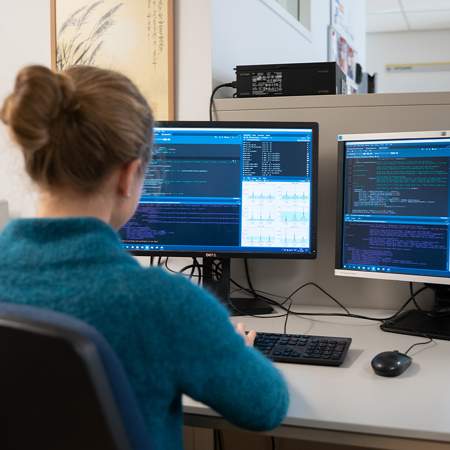 Onderzoeker neemt data door.