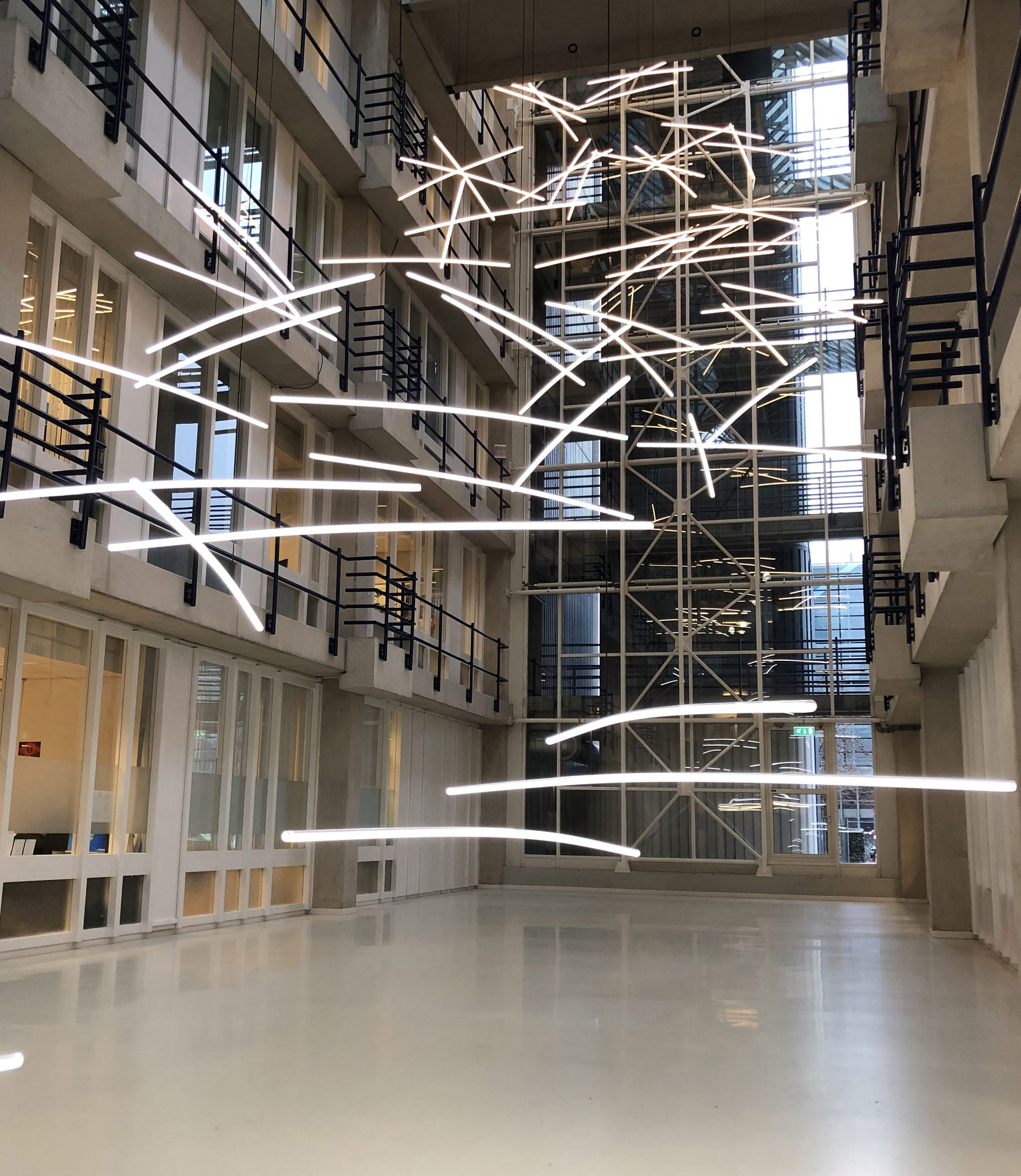 Bewegend licht van Henk Stallinga: lichtinstallatie met 66 dunne, gebogen lichtbuizen