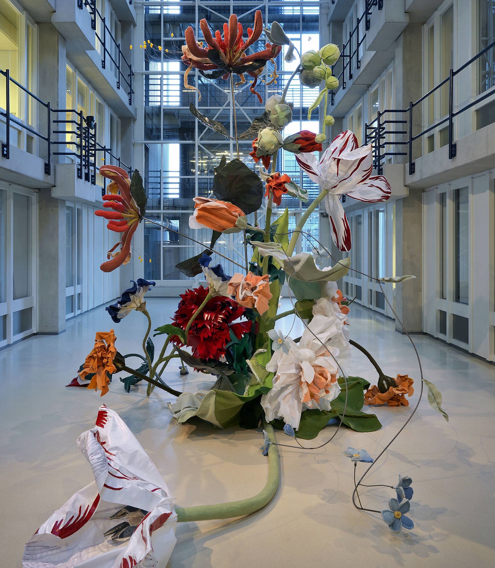 Flores arte compositi van Linda Nieuwstad: bloemstuk van zo’n 4 meter hoog, gemaakt van dekens, vilt, wol en plastic