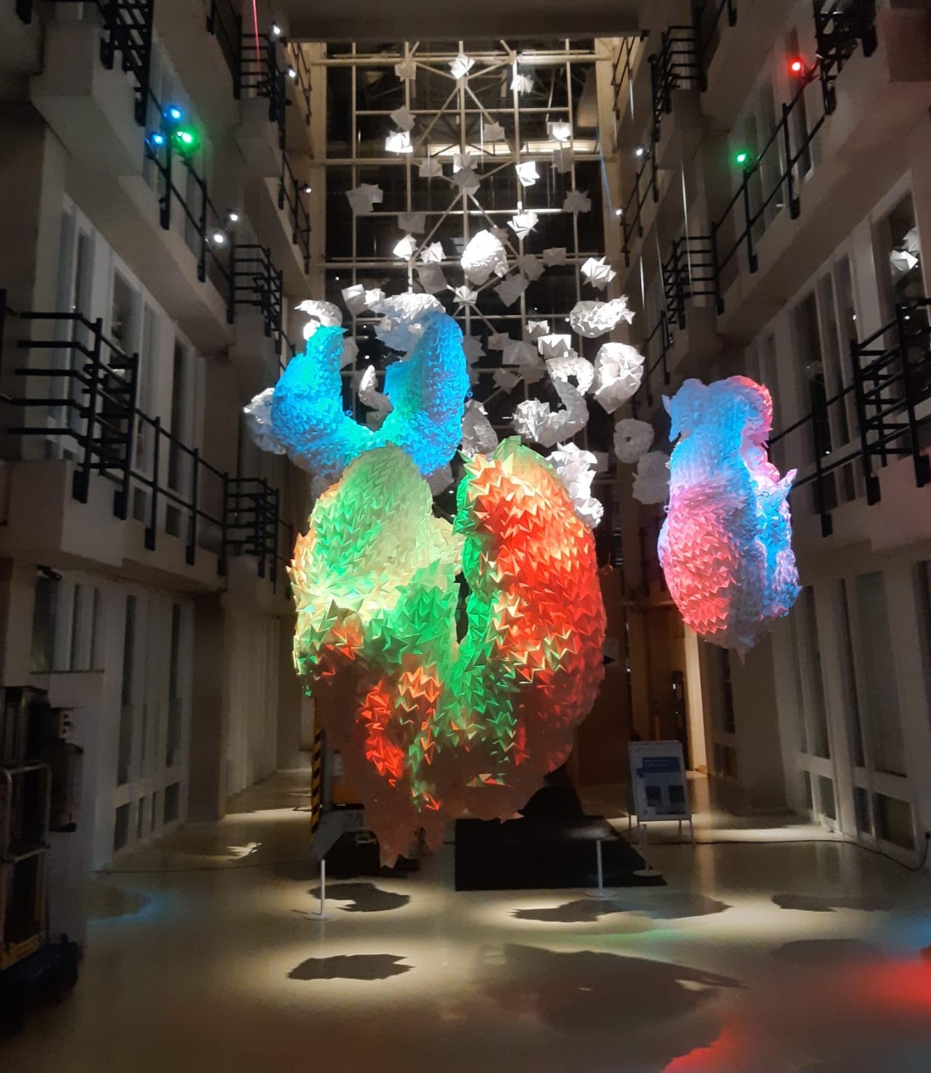 Folding Life van Ana Oosting: installatie van gevouwen vormen van eiwitstructuren