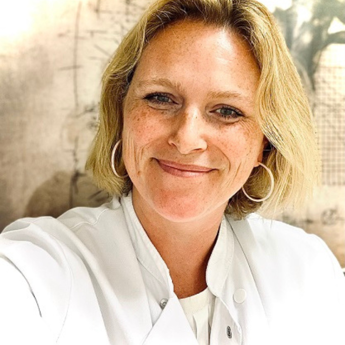Portretfoto van prof. dr. Natasha Appelman-Dijkstra. Portretfoto van prof. dr. Natasha Appelman-Dijkstra.