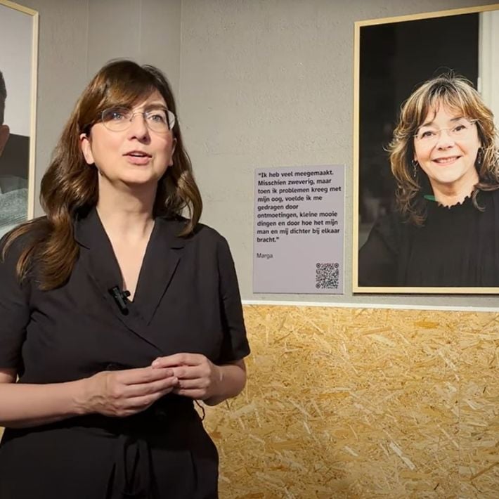Oncologisch oogarts Marina Marinkovic met enkele portretten in het museum. Oncologisch oogarts Marina Marinkovic met enkele portretten in het museum.