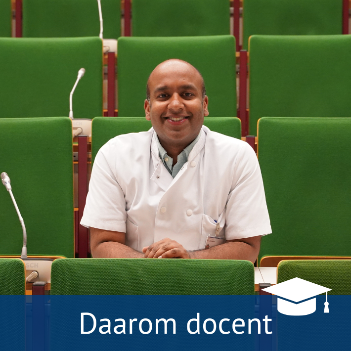 Deepak Balak in een collegezaal. Deepak Balak in een collegezaal.