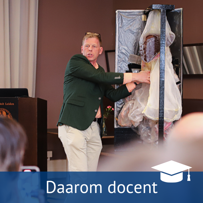 Paul Gobée geeft les. Paul Gobée geeft les.