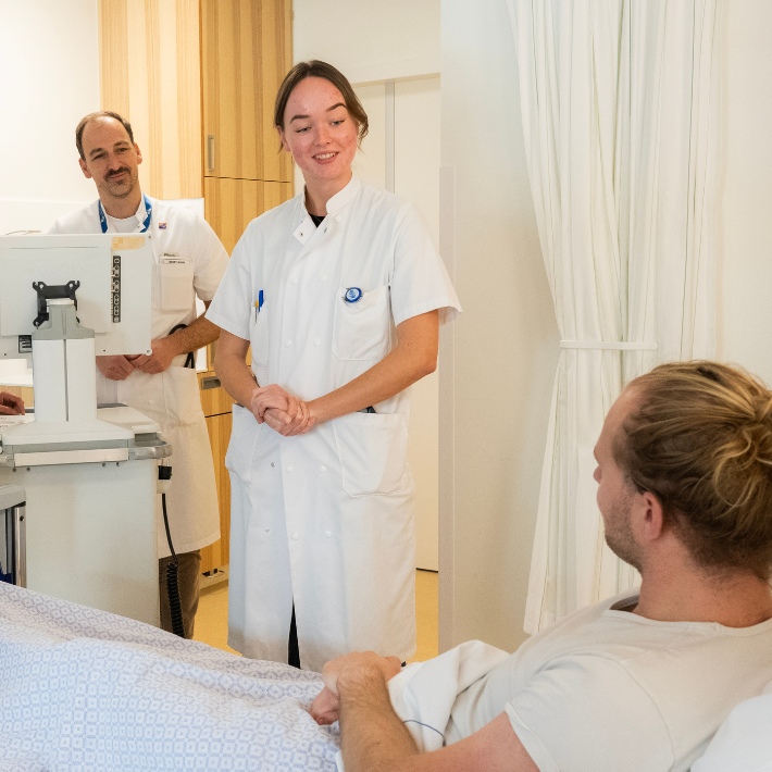 Een arts in opleiding tot specialist staat een patiënt te woord. Een arts in opleiding tot specialist staat een patiënt te woord.