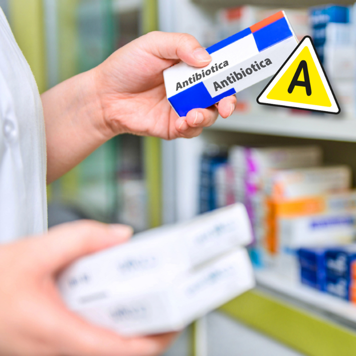 Afbeelding van apotheker die in de ene hand een doosje met medicijnen vasthoudt en in de andere hand twee andere doosjes met medicijnen. Afbeelding van apotheker die in de ene hand een doosje met medicijnen vasthoudt en in de andere hand twee andere doosjes met medicijnen.