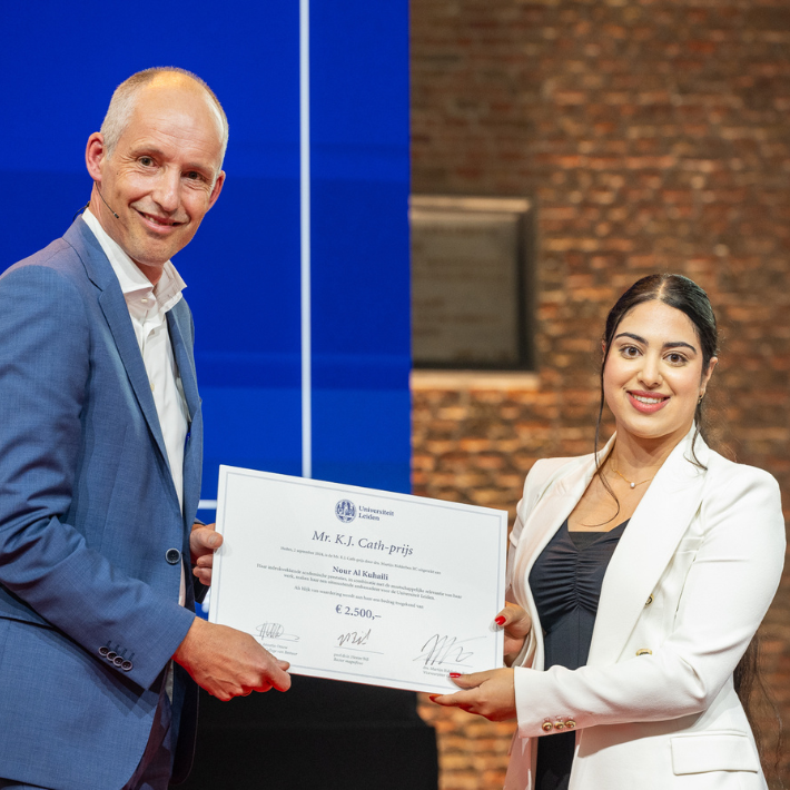 Uitreiking van prijs aan Nour Al Kuhaili. Uitreiking van prijs aan Nour Al Kuhaili.