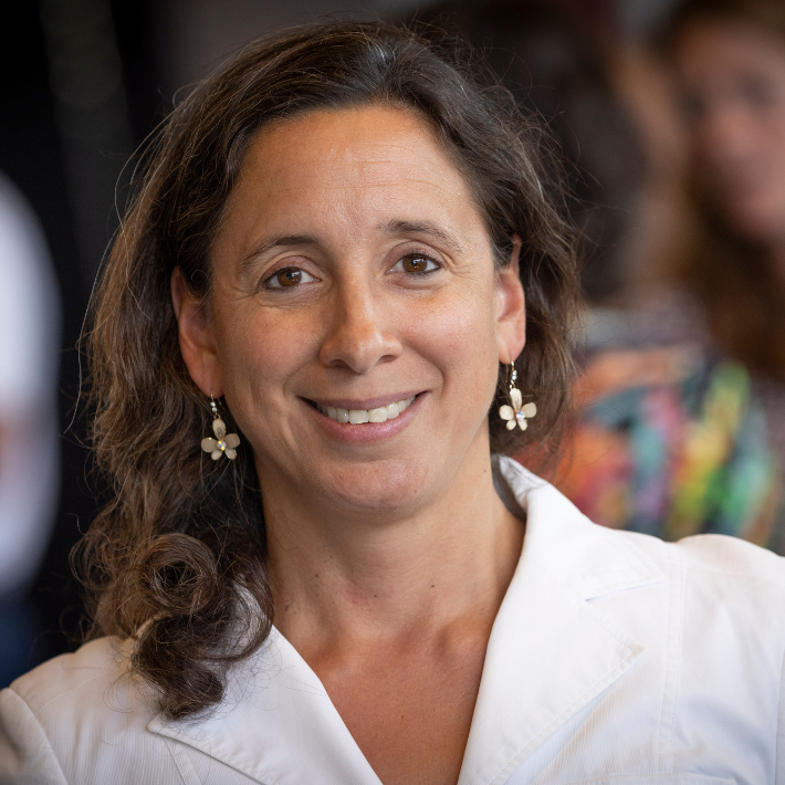 Portretfoto van prof. dr. Minneke Coenraad. Portretfoto van prof. dr. Minneke Coenraad.