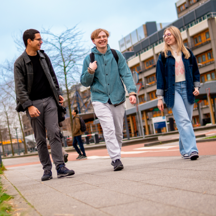 Studenten lopen voor het LUMC Studenten lopen voor het LUMC