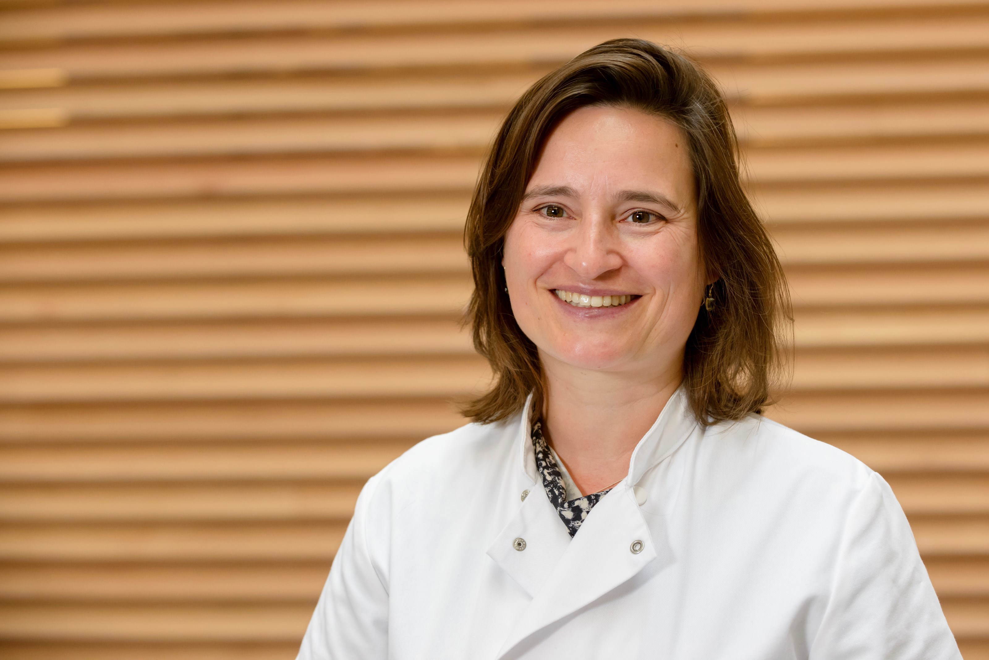 dr. Saskia Lesnik-Oberstein  “CADASIL is de belangrijkste erfelijke oorzaak van dementie en beroertes. Er is nog geen behandeling voor deze ziekte die wereldwijd voorkomt. Met uw steun kunnen wij belangrijke stappen zetten in ons onderzoek naar een therapie voor CADASIL”