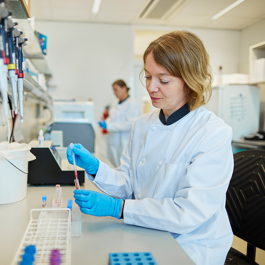 Onderzoeker voert experiment uit.