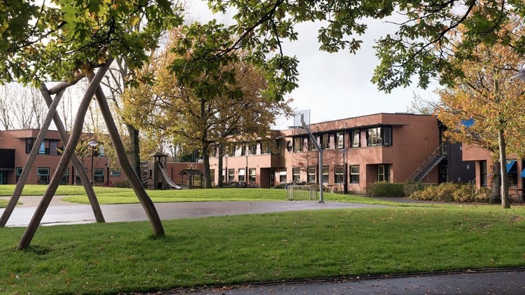 Oegstgeest: Endegeesterstraatweg 27   Locatie Oegstgeest: Endegeesterstraatweg 27