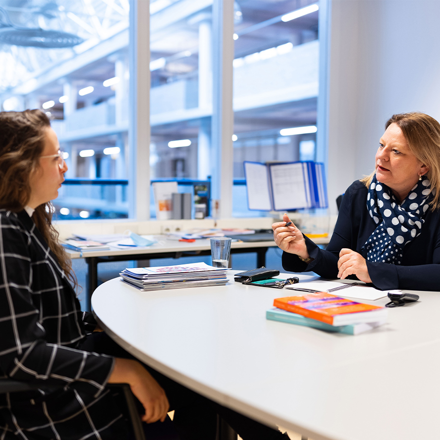 Maatschappelijk werker voert gesprek.