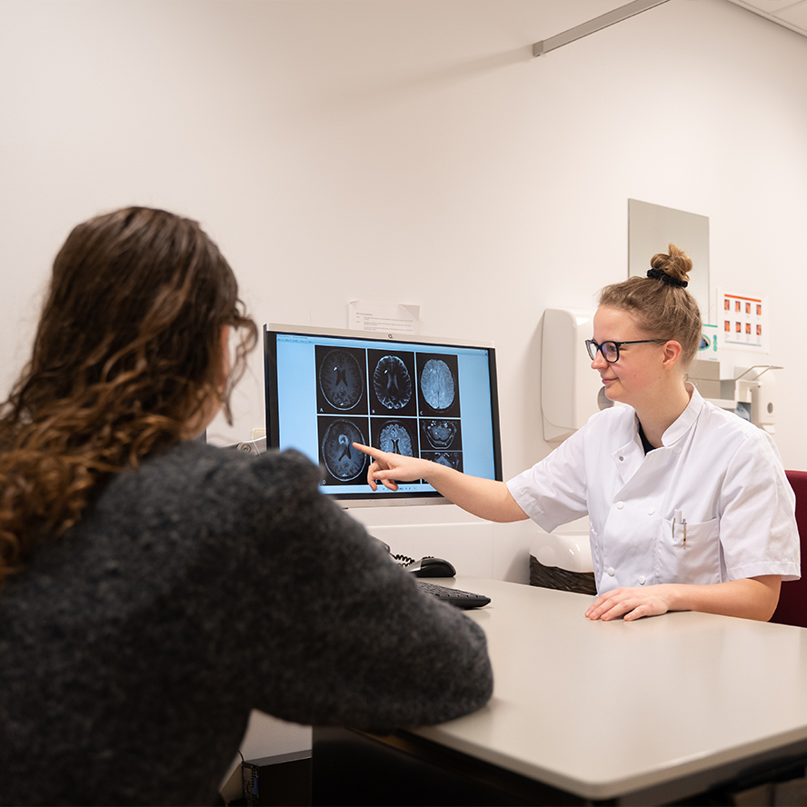 Arts bespreekt resultaten met patient.