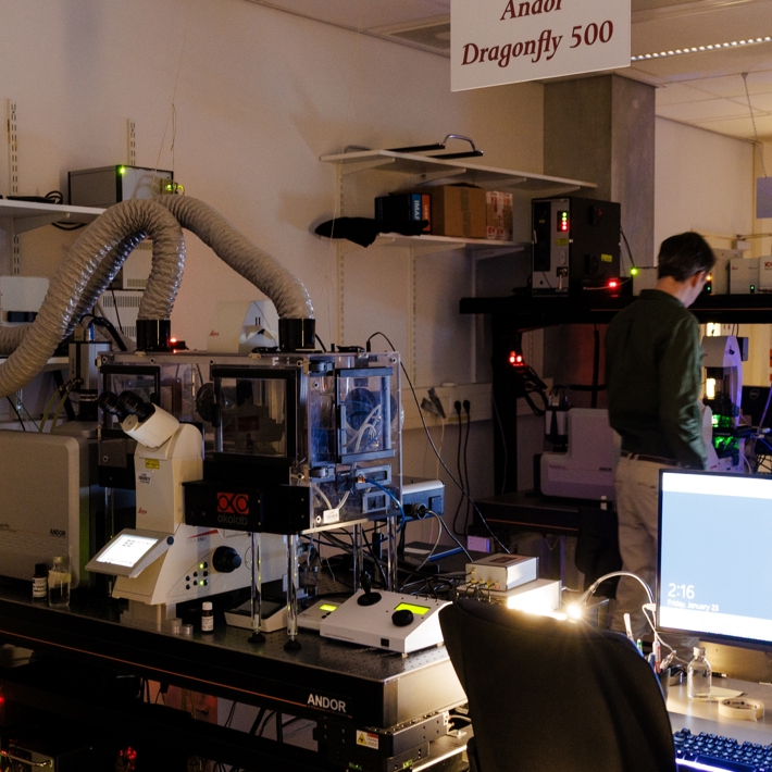Main microscopy room with Dragonfly spinning disk microscopes in foreground