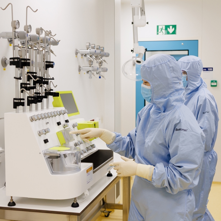 Two persons operating the Clinimacs Prodigy