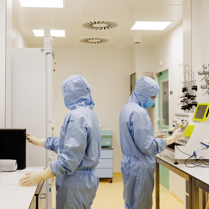 Two persons working in the cleanroom