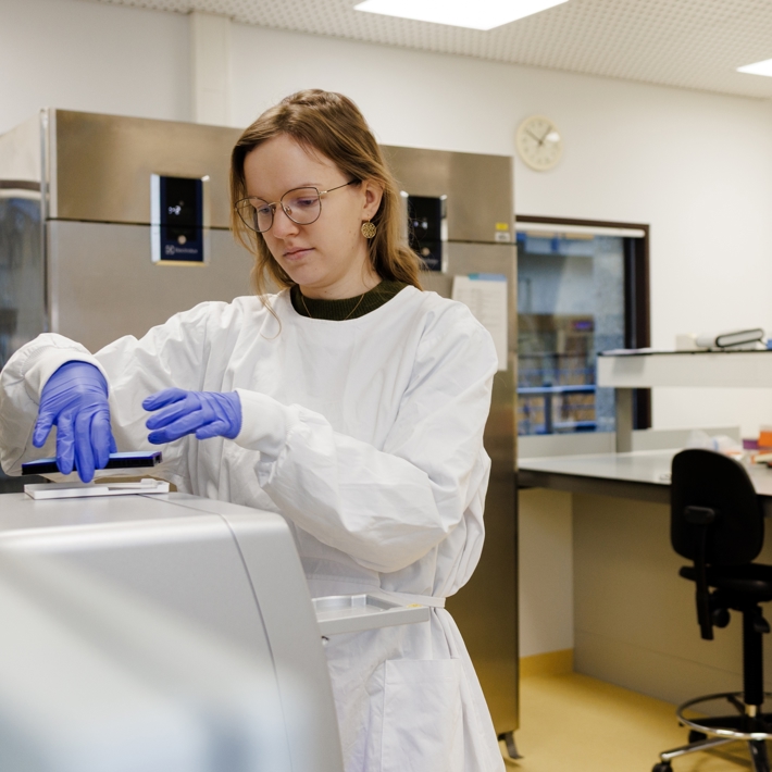 Two persons working in the QC laboratory